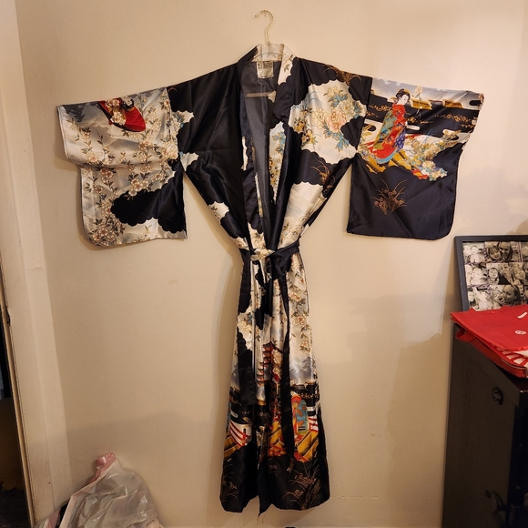 Oriental Floral Kimono Black  Robe - Picture 12 of 14